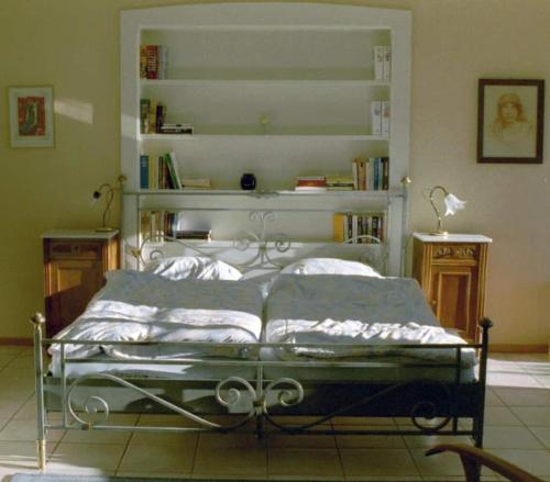 een ziekenhuisbed in een kamer met een boekenplank bij Ascona: Casa Rivabella in Ascona