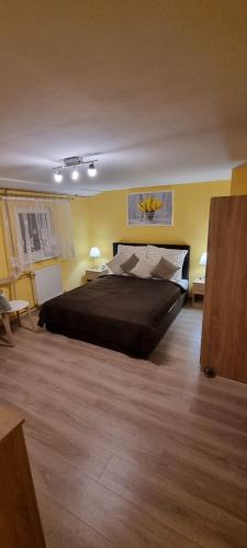 um quarto com uma cama grande num quarto em POKOJE GOŚCINNE JANINA ,Szklarska Poreba Dolna em Szklarska Poręba