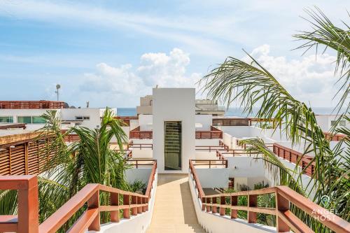 desde el balcón de un complejo con palmeras en Casa del Mar by Stella Rentals, en Playa del Carmen