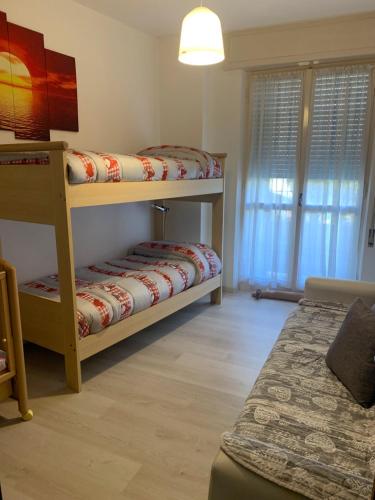 een kamer met 2 stapelbedden en een bed bij Nuovo appartamento a Clusone in Clusone