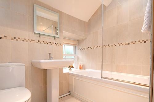 Ванна кімната в Woodside Cottage with free Spa access