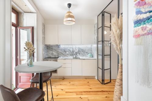 Vibrant flat by São Bento w/balcony - Loureiro140
