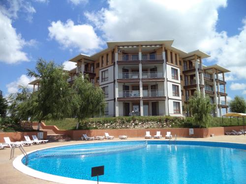 un gran edificio de apartamentos con una gran piscina en July Morning Seaside Resort, en Kavarna
