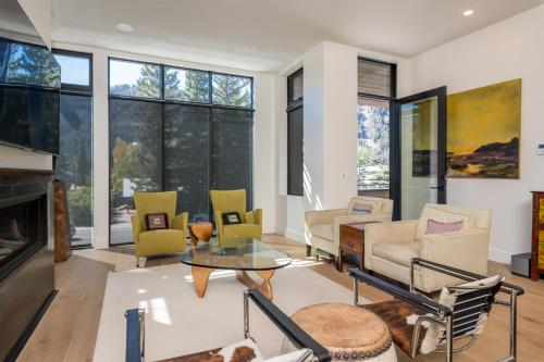 Χώρος καθιστικού στο The Lofts 660 #201