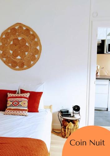 - une chambre avec un lit et un oreiller orange dans l'établissement Appartement Hypercentre Calme proche Centre des Congres, à Angers
