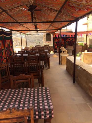 Restorāns vai citas vietas, kur ieturēt maltīti, naktsmītnē Killa Bhawan Lodge
