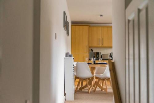 A kitchen or kitchenette at Pebble Bay Apartment