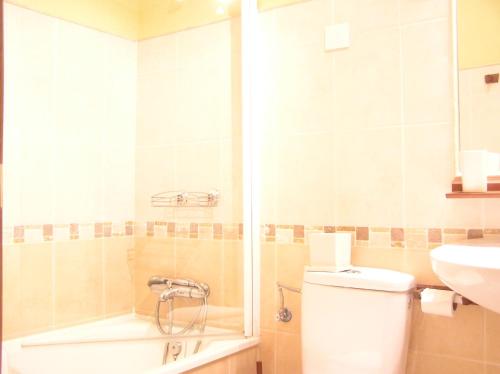 A bathroom at Hostal Rural Las Cuatro Calles
