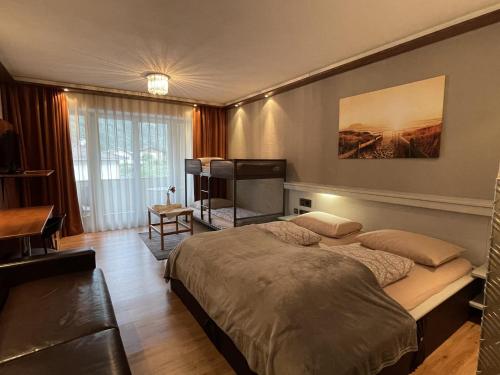 sypialnia z dużym łóżkiem i telewizorem w obiekcie Haiminger Hof w mieście Haiming