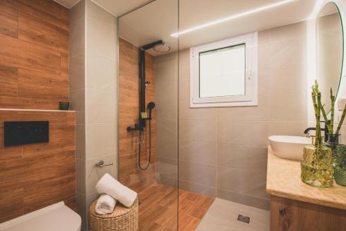 Luxury Apartment with Acropolis View Terrace and Jacuzzi - Living Stone Moonstone