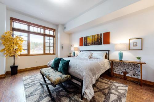 1 dormitorio con cama y ventana en Waterside Village B en Steamboat Springs