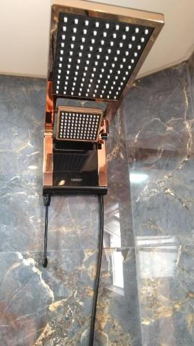 a laptop sitting on a stand on a marble floor at Apartamento de Cobertura frente para o mar Itapema in Itapema