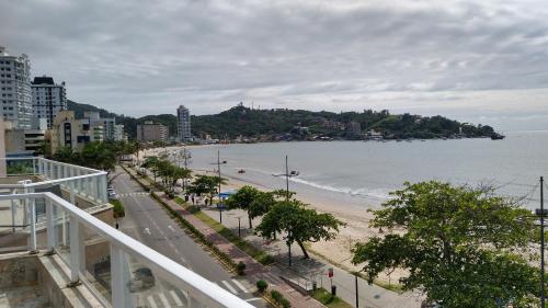 a view of a beach from a balcony at Apartamento de Cobertura frente para o mar Itapema in Itapema