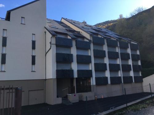 un edificio con muchos paneles solares. en Studio 4/5 personnes 2 étoiles, en Saint-Lary-Soulan