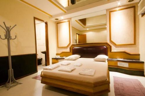 a bedroom with a bed with towels on it at Hotel Paraguai (Adult Only) in Rio de Janeiro