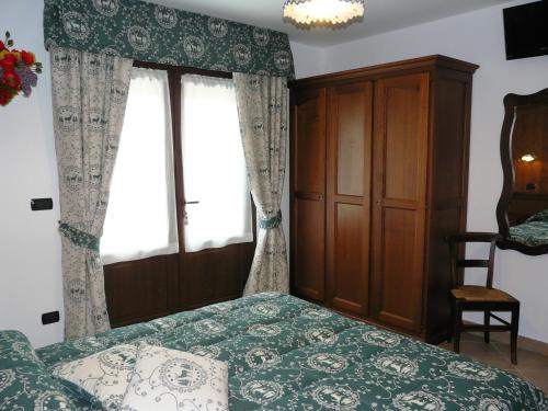 a bedroom with a bed and a window at Affittacamere Verger Plein Soleil in Saint-Pierre