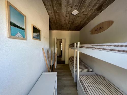Двуетажно легло или двуетажни легла в стая в Salty House La Barra