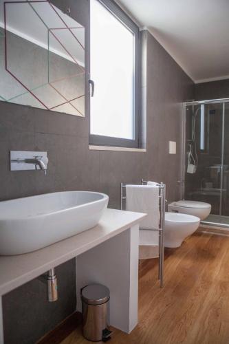a bathroom with two sinks and a large window at Casa Q Bed & Breakfast in Lecce