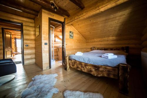 Un pat sau paturi într-o cameră la Casa de Munte
