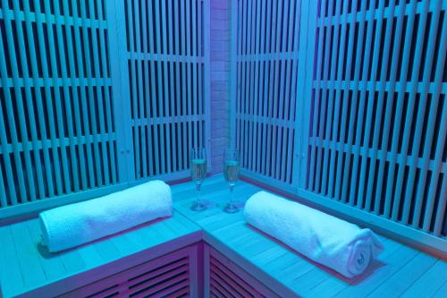 a table with two towels and two wine glasses at Romance spa tropical Le Havre in Le Havre