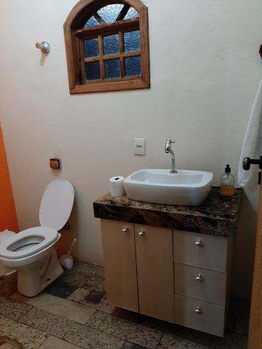 un bagno con un water e un lavandino di Sitio Carvalho da Serra a Caeté