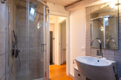 Koupelna v ubytování Mansarda Diaz con terrazza a 10 min da Ortigia