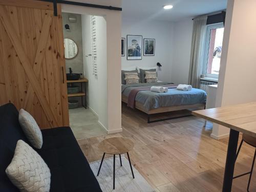 1 dormitorio con 1 cama y 1 mesa en una habitación en Studio Krynickie, en Krynica-Zdrój