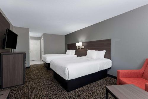 Llit o llits en una habitació de Ramada by Wyndham Sellersburg/Louisville North
