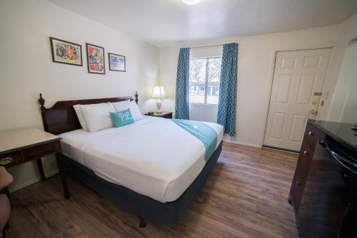 a bedroom with a large bed and a window at Parry Lodge in Kanab