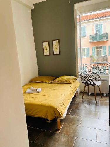 une chambre avec un lit, une fenêtre et une chaise dans l'établissement Moderne, 2 chambres, 6 Couchages, EASY CHECK-IN, à Nice