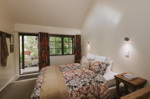 1 dormitorio con cama y ventana en River Valley Lodge, en Taihape