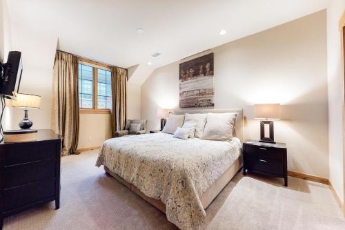 una camera con un letto, due lampade e una TV di Urban Mountain Getaway & Alpenglow Chalet a Steamboat Springs