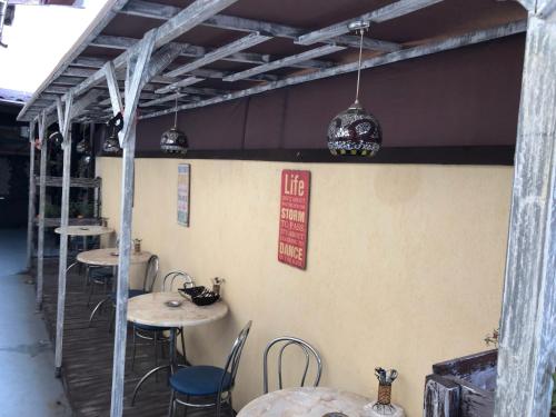 Serban Home Arenele Romane Marius Nastaにあるレストランまたは飲食店