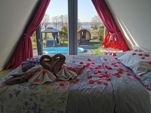 Tempat tidur dalam kamar di Dom na Mazurach WrzoSPA