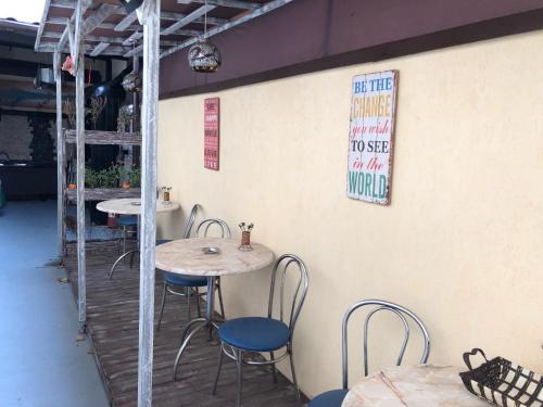 Serban Home Arenele Romane Marius Nastaにあるレストランまたは飲食店