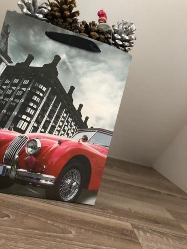 ブカレストにあるSerban Home Arenele Romane Marius Nastaの赤い車の壁画