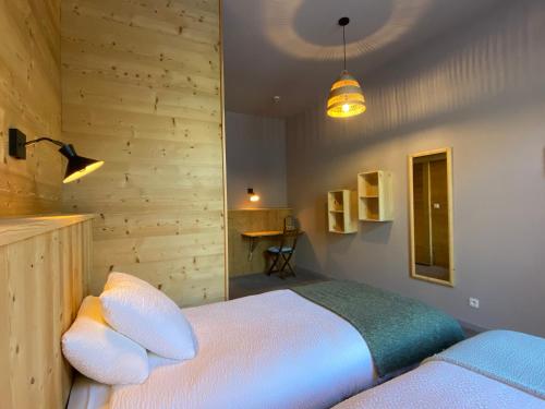 En eller flere senge i et værelse på hôtel oberland