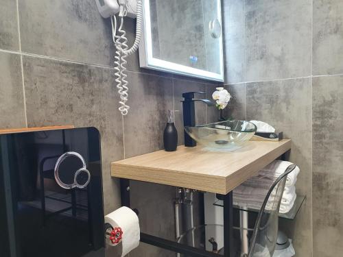 ein Badezimmer mit einer Holztheke und einem Waschbecken in der Unterkunft LANE Tiny Homes in Hannover
