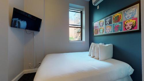 Un pat sau paturi într-o cameră la South End Studio Perfect for Work Travel #26