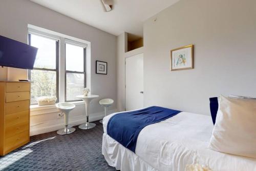 Ένα ή περισσότερα κρεβάτια σε δωμάτιο στο Stylish Downtown Studio in the Boston, C.Ave #34