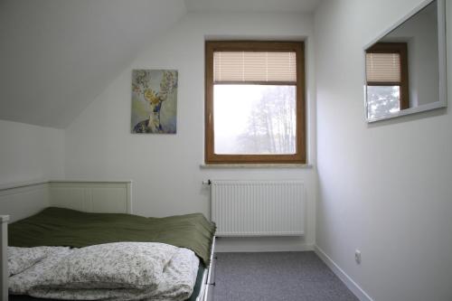 Postel nebo postele na pokoji v ubytování Danielówka w lesie