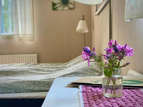 A bed or beds in a room at Ekologiska Fru Gran B&B i Tiveden