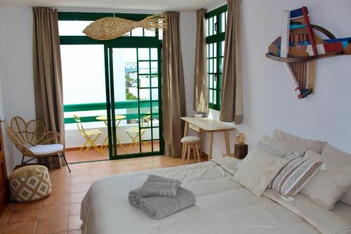 sypialnia z łóżkiem i widokiem na ocean w obiekcie Casa La Esperanza w mieście Playa Blanca