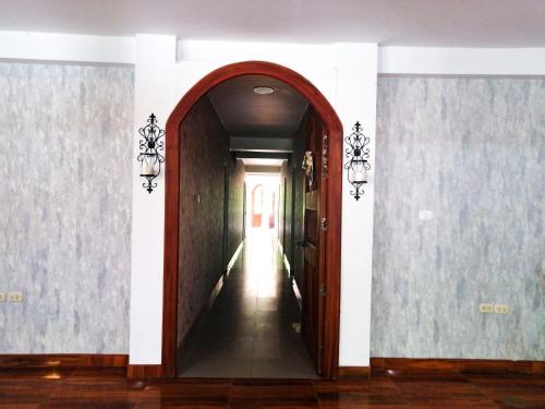 an entrance to a hallway with an archway at Zoila's Suite Escape in Nuevo Tingo