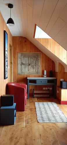 杜法新堡的住宿－Au Pied du Pont，客厅配有沙发和桌子