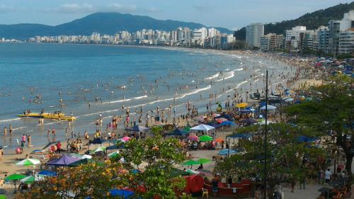 a crowd of people on a crowded beach at Apartamento 3 quartos e 3 sacadas de frente para o mar com visão panorâmica de toda praia de Itapema in Itapema