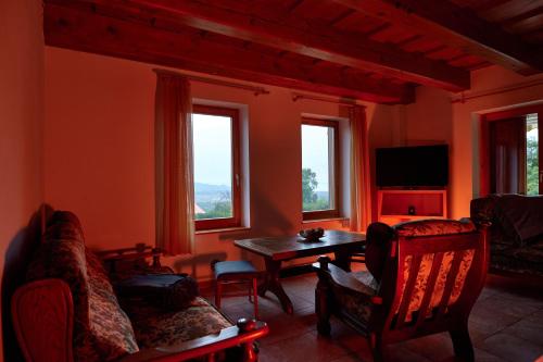 A television and/or entertainment centre at Öreghegyi Panoráma Villa, Balatonederics