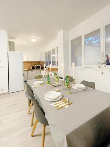 une salle à manger avec une table et une cuisine dans l'établissement T2 LE BIEN ETRE MARSEILLE 9ème-wifi-netflix-Métro-Parking-Plage, à Marseille