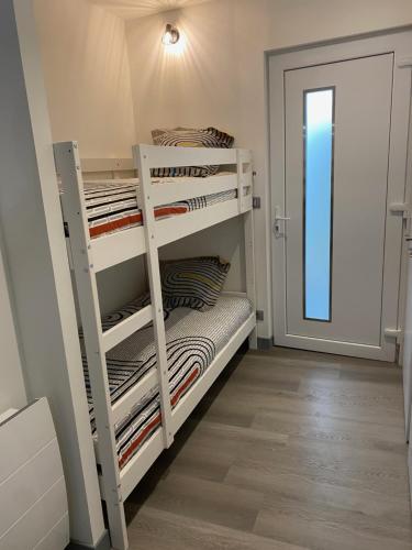 Bunk bed o mga bunk bed sa kuwarto sa Résidence avec un T3 un T2 et un STUDIO en Centre Ville d Argeles-Gazost