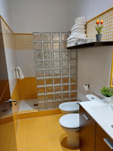 Ένα μπάνιο στο Apartamentos Los Descalzos Free Parking